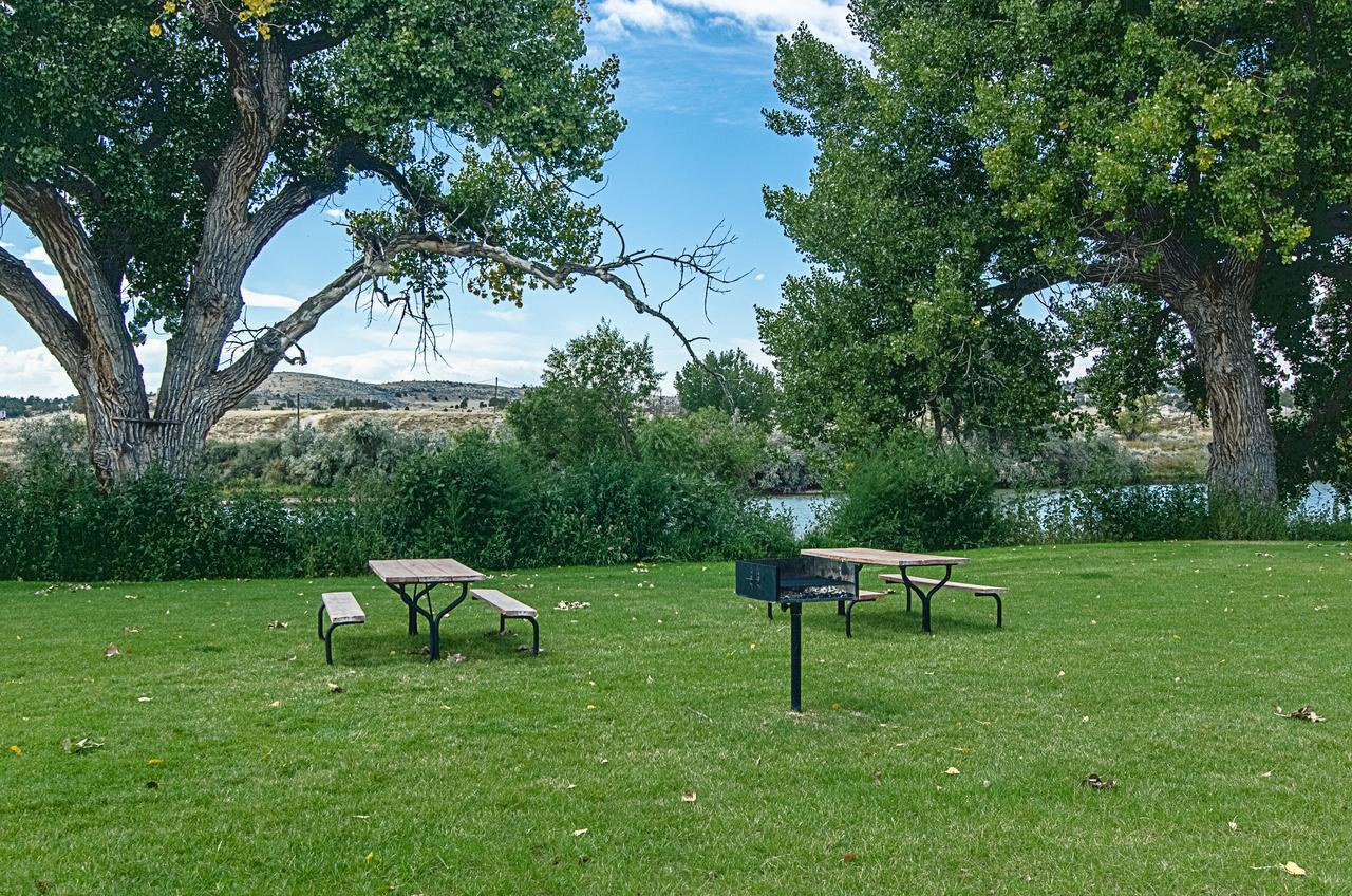 Cobblestone Inn & Suites - Guernsey Bagian luar foto