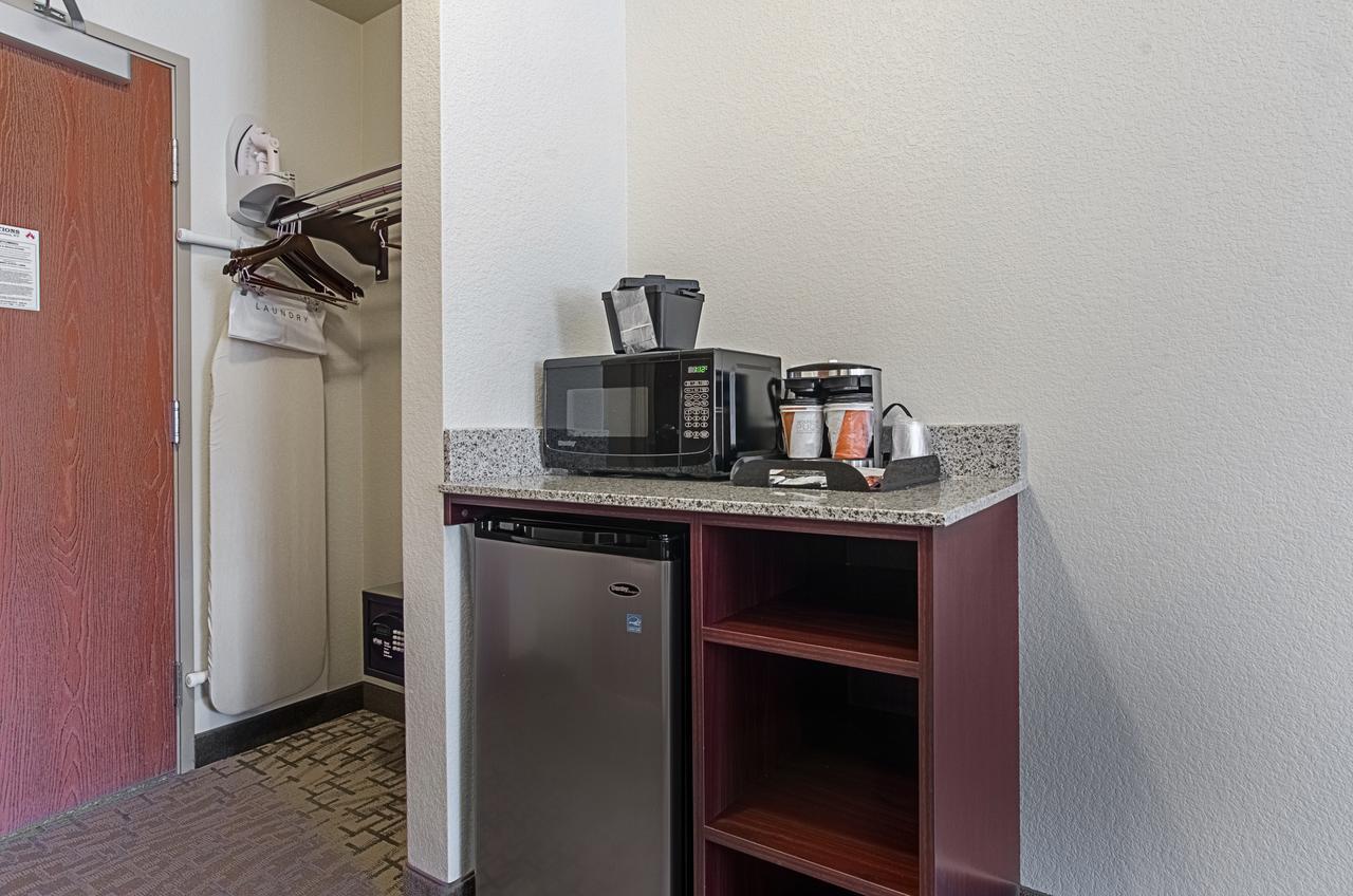 Cobblestone Inn & Suites - Guernsey Bagian luar foto