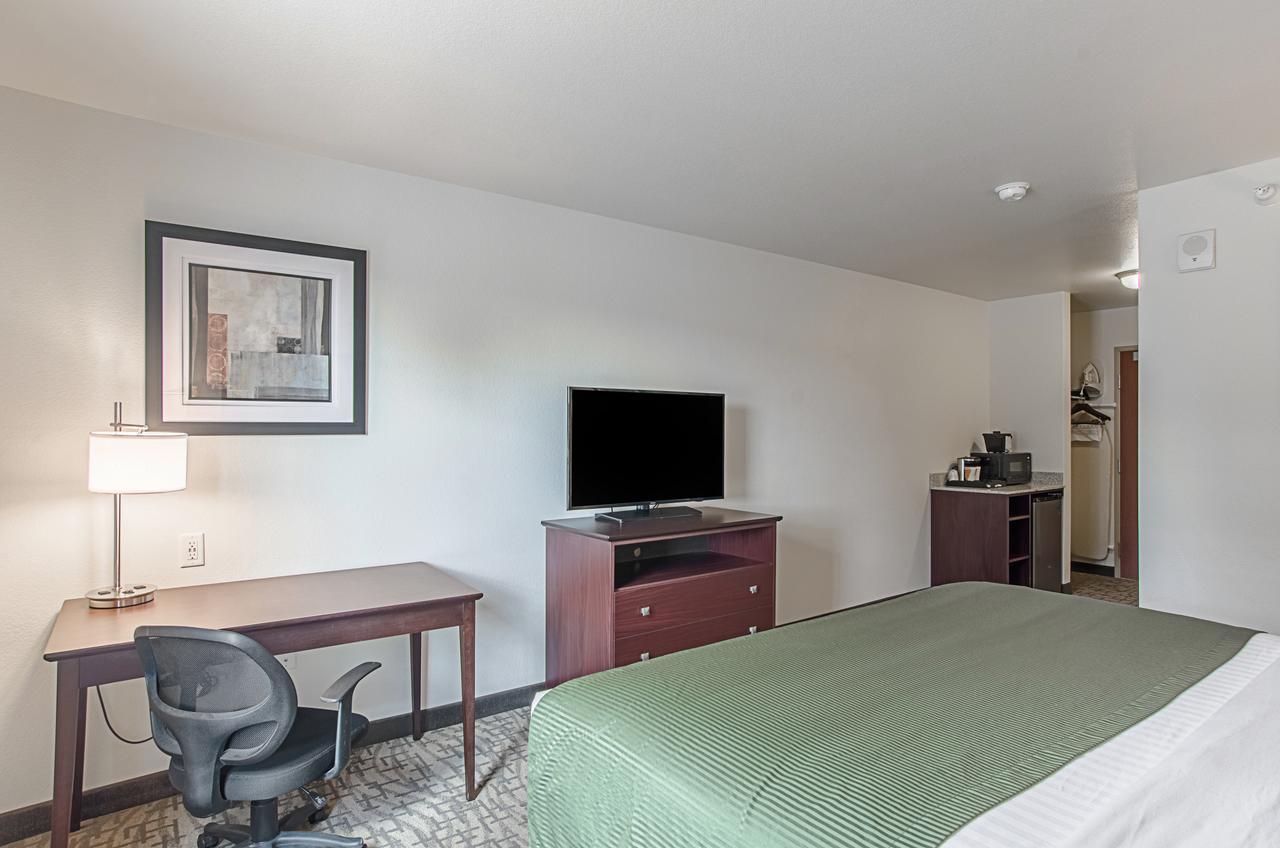 Cobblestone Inn & Suites - Guernsey Bagian luar foto