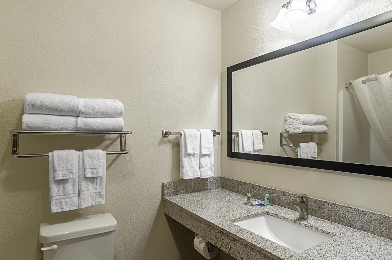 Cobblestone Inn & Suites - Guernsey Bagian luar foto