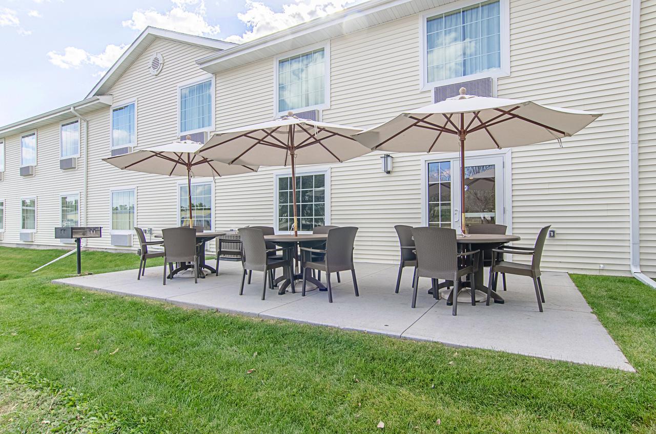 Cobblestone Inn & Suites - Guernsey Bagian luar foto